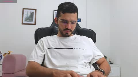 alejandroo_7 online show from October 7, 2025, 7:44 pm