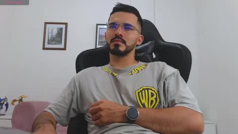 alejandroo_7 online show from October 15, 2025, 6:41 pm