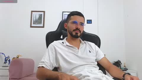 alejandroo_7 online show from October 22, 2025, 7:24 pm