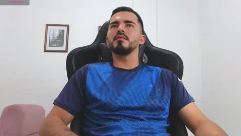 alejandroo_7 online show from November 11, 2025, 6:52 pm