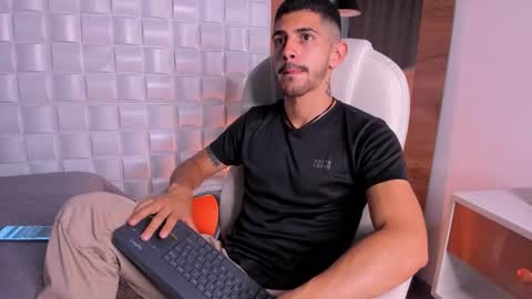 Alejo  online show from November 23, 2025, 3:17 am