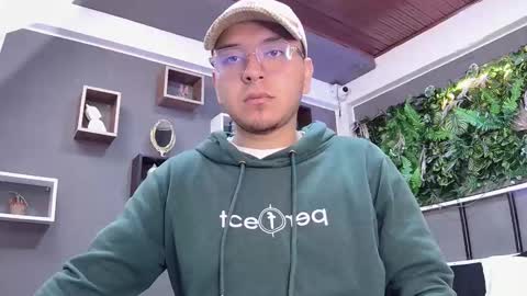 Snapshot of alex__montesco chatting on March 5, 2025, 12:22 pm Alex online show from March 5, 2025, 12:22 pm