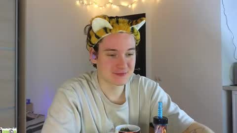 FAVORITE online show from February 21, 2025, 11:43 pm