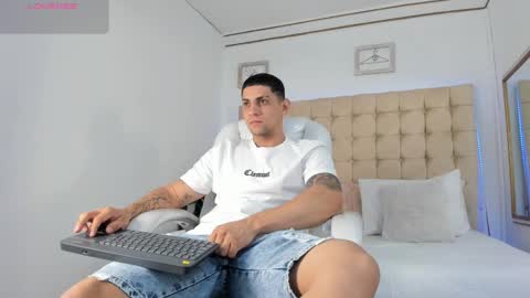 Snapshot of alex_cute77 chatting on October 2, 2025, 11:50 am alex online show from October 2, 2025, 11:50 am