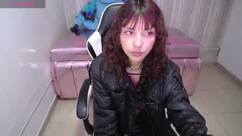 alexandra  online show from November 12, 2025, 7:57 pm