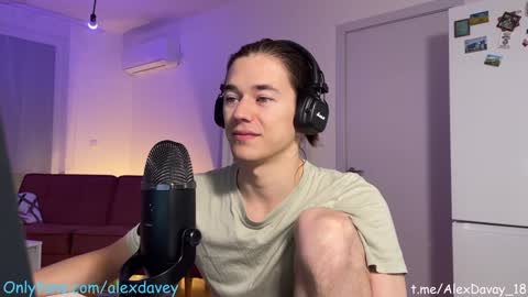 Snapshot of alexdavey chatting on February 2, 2025, 5:42 am online show from February 2, 2025, 5:42 am