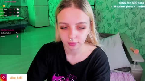 Snapshot of alice_halle chatting on January 3, 2025, 5:42 pm alice_halle online show from January 3, 2025, 5:42 pm