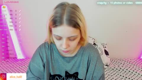Snapshot of alice_halle chatting on February 2, 2025, 7:25 pm alice_halle online show from February 2, 2025, 7:25 pm