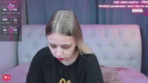 Snapshot of alice_halle chatting on October 13, 2025, 8:14 am alice_halle online show from October 13, 2025, 8:14 am
