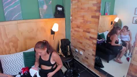 Snapshot of aliceandsia chatting on December 3, 2025, 7:01 pm Alice and Asia online show from December 3, 2025, 7:01 pm