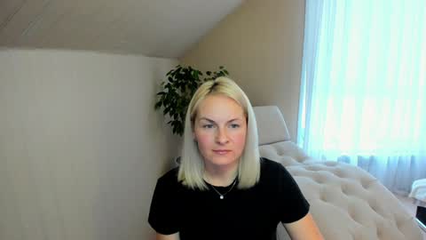 Snapshot of alicee__grace chatting on December 16, 2024, 9:35 am Alicee online show from December 16, 2024, 9:35 am