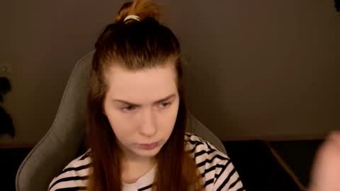 Snapshot of aliceinredsquare_ chatting on December 14, 2025, 5:13 am Alice online show from December 14, 2025, 5:13 am