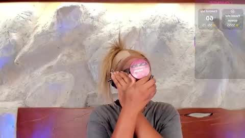 Alison Moon  online show from December 16, 2025, 10:04 pm