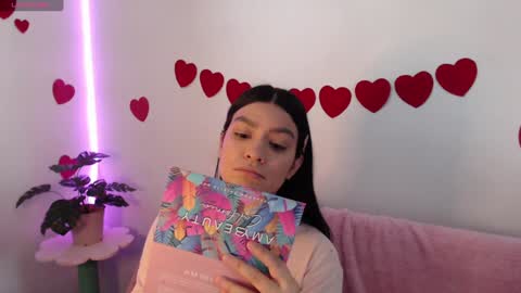 Lola online show from January 31, 2025, 5:42 pm