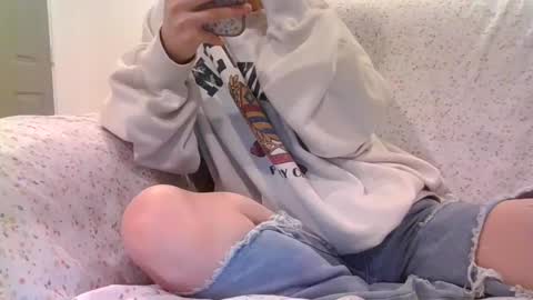 Snapshot of alliebearx chatting on March 12, 2025, 1:47 am alliebearx online show from March 12, 2025, 1:47 am