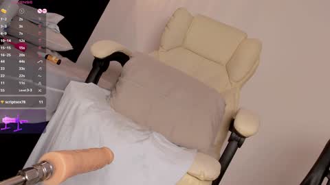 Snapshot of allisonroberts_ chatting on February 7, 2025, 10:41 pm Alli online show from February 7, 2025, 10:41 pm