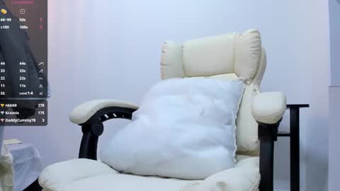 Snapshot of allisonroberts_ chatting on February 15, 2025, 2:37 am Alli online show from February 15, 2025, 2:37 am