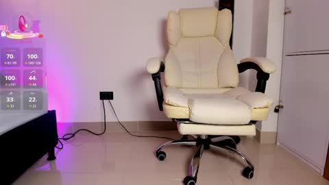 Snapshot of allisonroberts_ chatting on October 6, 2025, 7:44 pm Alli online show from October 6, 2025, 7:44 pm