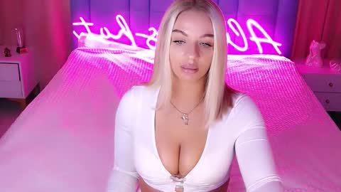 AlwaysHot online show from November 10, 2025, 2:43 am