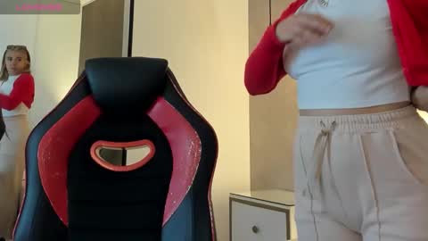 ALMA FENIX  online show from November 19, 2025, 12:27 pm