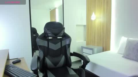 ALMA FENIX  online show from December 1, 2025, 6:46 pm