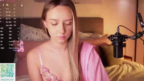 Snapshot of alodiaacomb chatting on November 21, 2025, 3:27 am Lia online show from November 21, 2025, 3:27 am