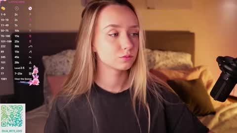 Snapshot of alodiaacomb chatting on December 2, 2025, 3:23 am Lia online show from December 2, 2025, 3:23 am