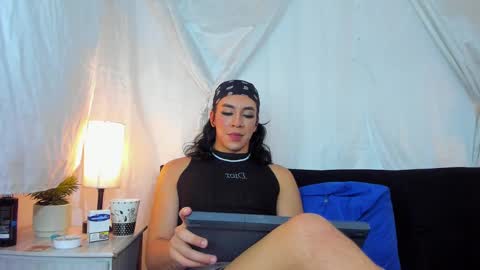 Hazel Bowie online show from February 18, 2025, 2:05 am