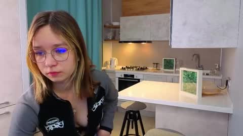 Alorena online show from December 4, 2025, 3:54 pm