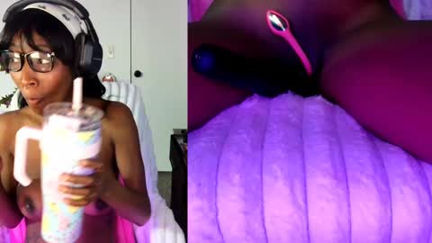Snapshot of alys_at_college chatting on October 6, 2025, 12:24 pm Sweet Alys online show from October 6, 2025, 12:24 pm