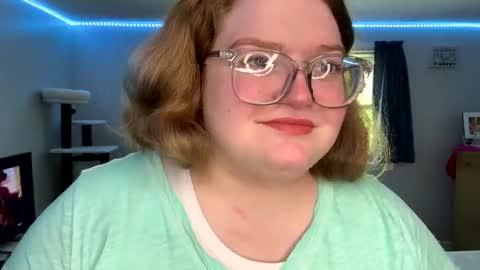 Lily online show from September 22, 2025, 2:52 pm