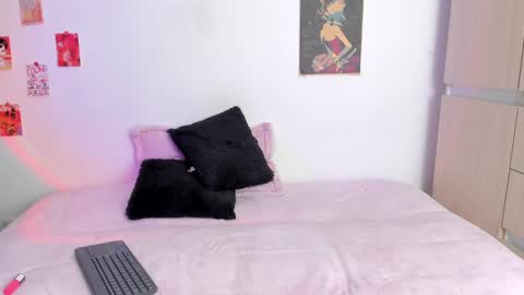 Snapshot of alyxroses chatting on March 6, 2025, 10:15 pm    online show from March 6, 2025, 10:15 pm