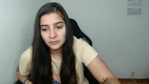 The queen of the biceps  online show from November 19, 2025, 12:16 pm