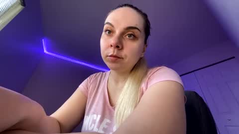 Snapshot of amandainbloom chatting on March 3, 2025, 11:24 pm Amanda online show from March 3, 2025, 11:24 pm