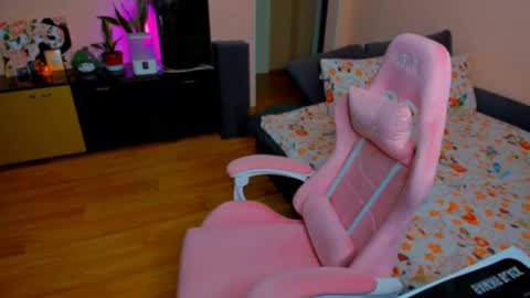 Snapshot of ameli_moon chatting on October 18, 2025, 4:08 pm Eileen online show from October 18, 2025, 4:08 pm