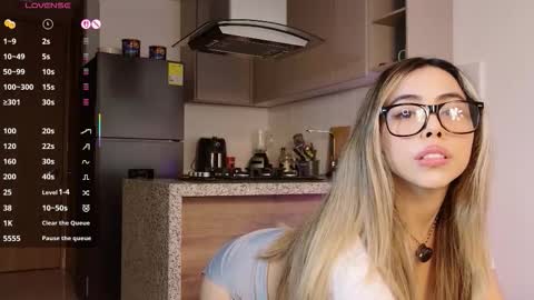 Snapshot of amelietarson chatting on October 12, 2025, 9:47 pm Victoria online show from October 12, 2025, 9:47 pm