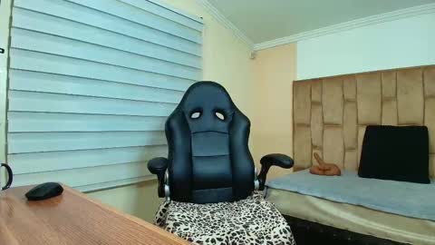 Amell Thomson online show from November 28, 2025, 10:51 am