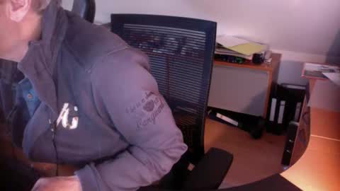 Snapshot of amor2200 chatting on February 23, 2025, 4:24 pm Amor2200 online show from February 23, 2025, 4:24 pm