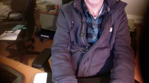 Snapshot of amor2200 chatting on February 23, 2025, 7:28 pm Amor2200 online show from February 23, 2025, 7:28 pm