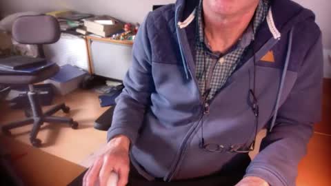 Snapshot of amor2200 chatting on October 7, 2025, 8:11 am Amor2200 online show from October 7, 2025, 8:11 am