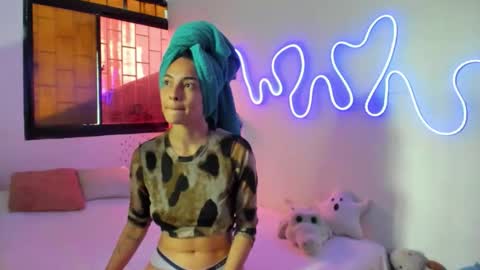 Snapshot of amy_and_eloise chatting on November 1, 2025, 7:05 pm AmyEloise online show from November 1, 2025, 7:05 pm