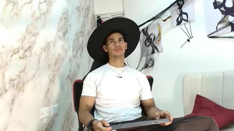 Snapshot of andres_stud chatting on October 20, 2025, 4:46 am andres_stud online show from October 20, 2025, 4:46 am