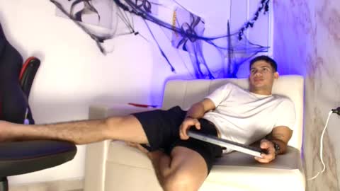 Snapshot of andres_stud chatting on October 29, 2025, 5:20 am andres_stud online show from October 29, 2025, 5:20 am