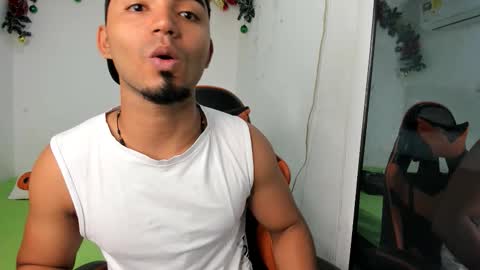 andrew_jonhes1 online show from December 5, 2025, 11:41 am