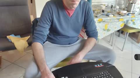 Snapshot of androx77 chatting on November 12, 2025, 11:10 am androx77 online show from November 12, 2025, 11:10 am