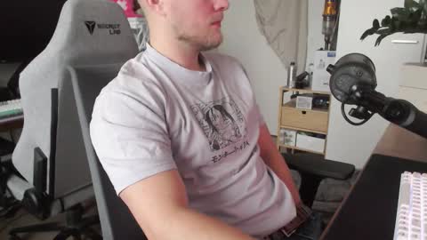 Snapshot of andycandy1994 chatting on November 13, 2025, 8:46 am andycandy1994 online show from November 13, 2025, 8:46 am