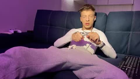 AndyTwinkkk online show from November 17, 2025, 1:50 pm