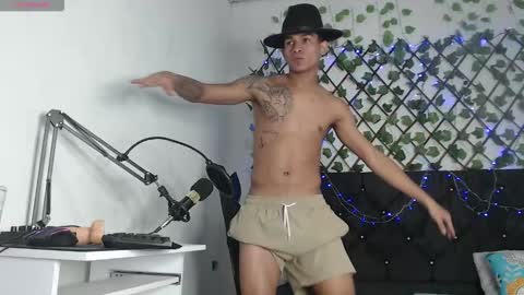 Snapshot of angel_latinguy chatting on October 31, 2025, 8:43 pm Angel online show from October 31, 2025, 8:43 pm