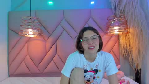 Snapshot of angelaa_cute chatting on December 23, 2024, 3:01 pm ANGELA online show from December 23, 2024, 3:01 pm