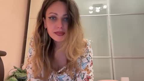 Snapshot of angelalexiss chatting on September 21, 2025, 5:03 pm AngelAlexiss online show from September 21, 2025, 5:03 pm